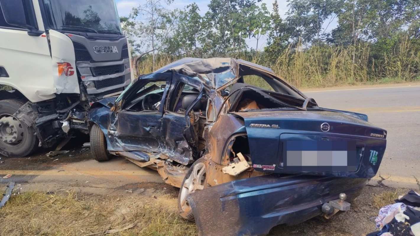 Motorista morre após bater de frente com caminhão em Pompéu — Foto: PMRv/Divulgação