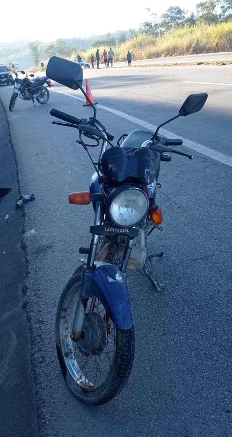 Motos envolvidas em acidente na BR-262, em Nova Serrana — Foto: PRF/Divulgação