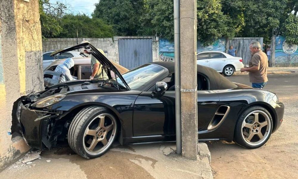 Porche bateu em um muro no Bairro Danilo Passos, em Divinópolis — Foto: Luisa Guimarães/TV Integração