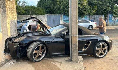 Porche bateu em um muro no Bairro Danilo Passos, em Divinópolis — Foto: Luisa Guimarães/TV Integração