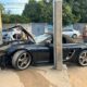 Porche bateu em um muro no Bairro Danilo Passos, em Divinópolis — Foto: Luisa Guimarães/TV Integração