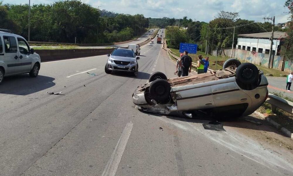 Primeiro acidente envolveu dois veículos — Foto: PMRv/Divulgação