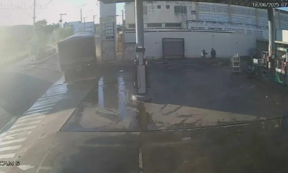 Semirreboque atinge muro de posto combustíveis em Formiga — Foto: Redes sociais