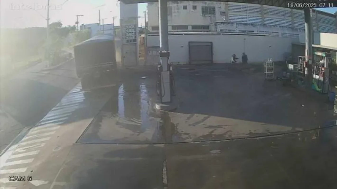 Semirreboque atinge muro de posto combustíveis em Formiga — Foto: Redes sociais