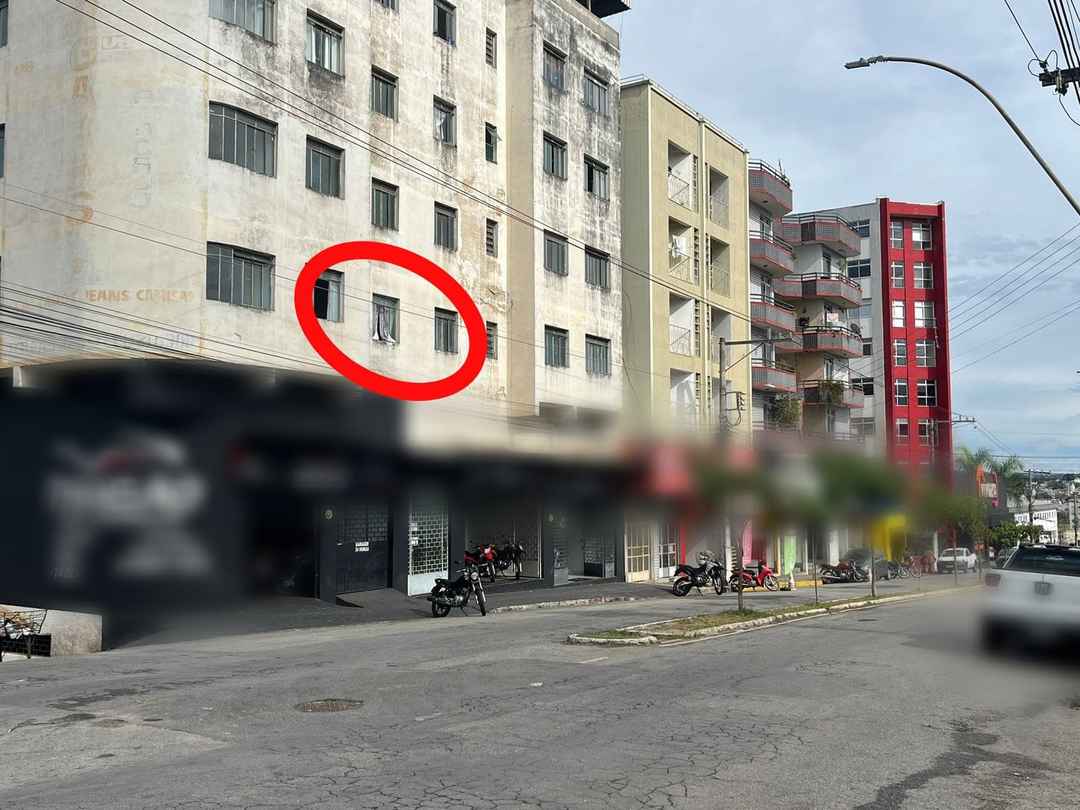 Janela de onde mulher pulou para fugir das agressões do marido — Foto: Priscila Mendes/TV Integração
