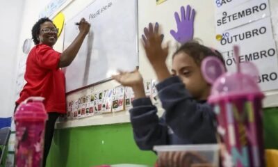 Prefeitura de Nova Serrana empossa novos profissionais para rede municipal de ensino - Fonte: PortalVHNews