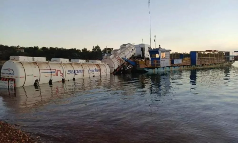 Operação para retirada de carreta com etanol segue em Três Marias - Fonte: PortalVHNews