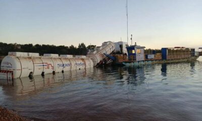 1 de 2 Caminhão com 35 mil litros de etanol tomba ao desembarcar de balsa em Morada Nova de Minas — Foto: PMRv/Divulgação