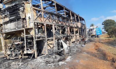 Ônibus de turismo pega fogo após colisão com carreta na BR-262 - Foto: Rádio Santa Cruz FM