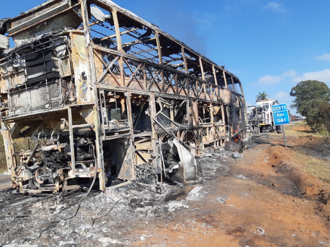 Ônibus de turismo pega fogo após colisão com carreta na BR-262 - Foto: Rádio Santa Cruz FM