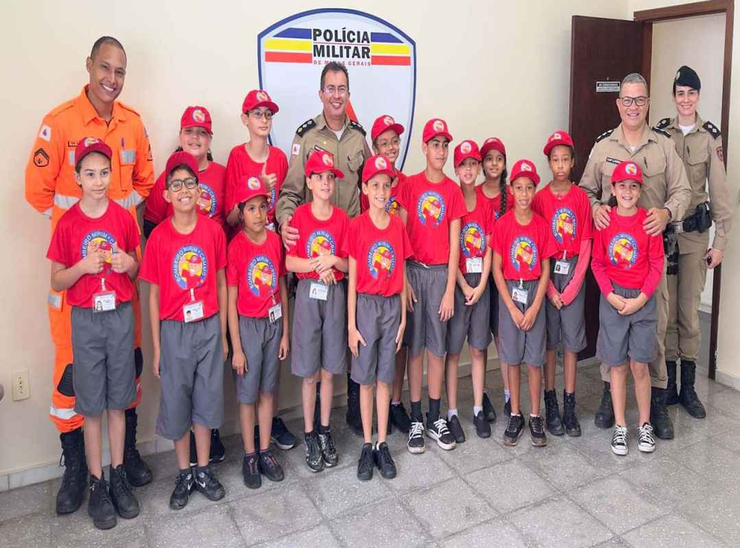 19ª Cia PM Ind recebe participantes dos projetos Bombeiro Sênior e Bombeiro Mirim - Foto: Rádio Santa Cruz FM