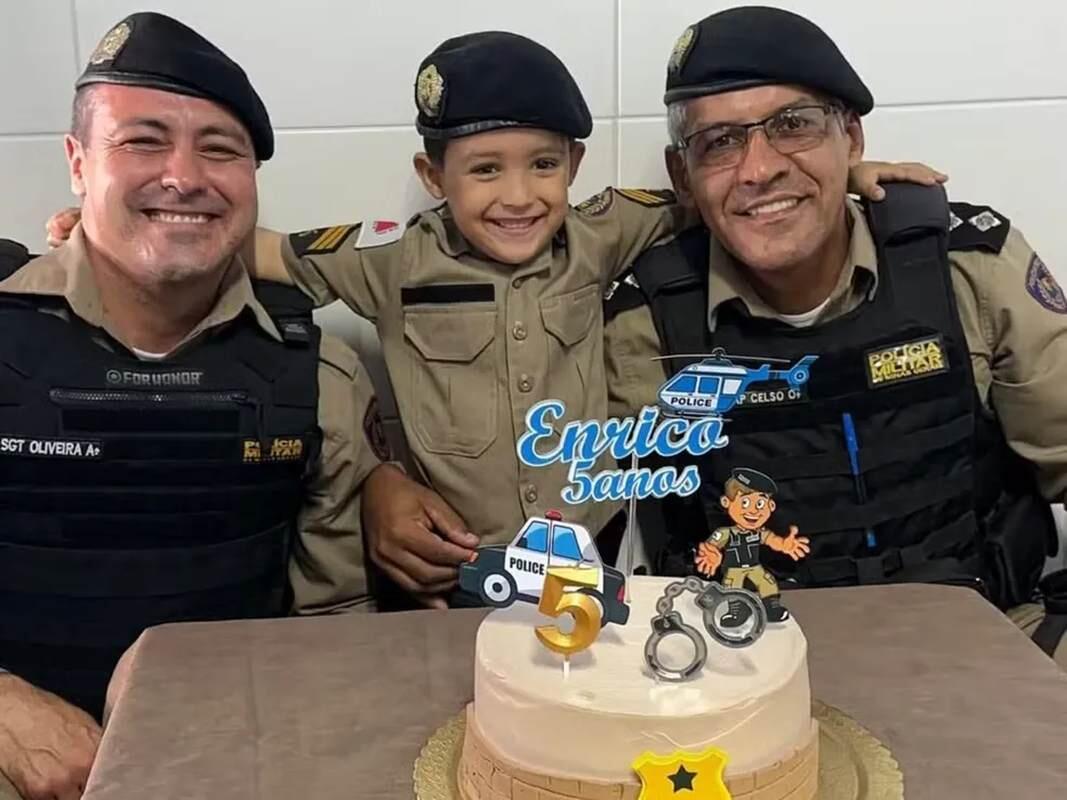 Menino de Divinópolis ganha surpresa da Polícia Militar em festa de 5 anos na escola — Foto: Polícia Militar/Divulgação