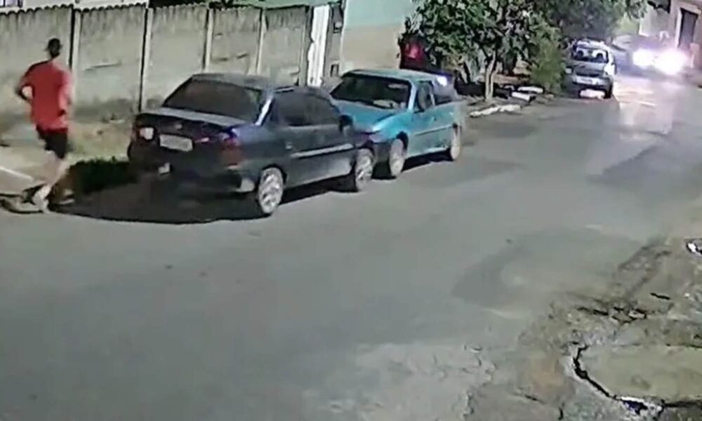 Reprodução do vídeo que flagrou carro desgovernado em Oliveira — Foto: Redes Sociais