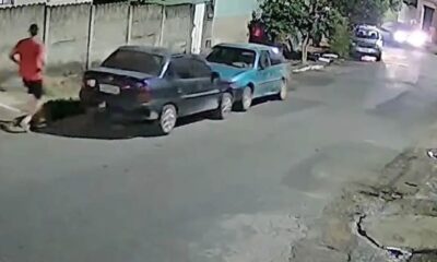 Reprodução do vídeo que flagrou carro desgovernado em Oliveira — Foto: Redes Sociais