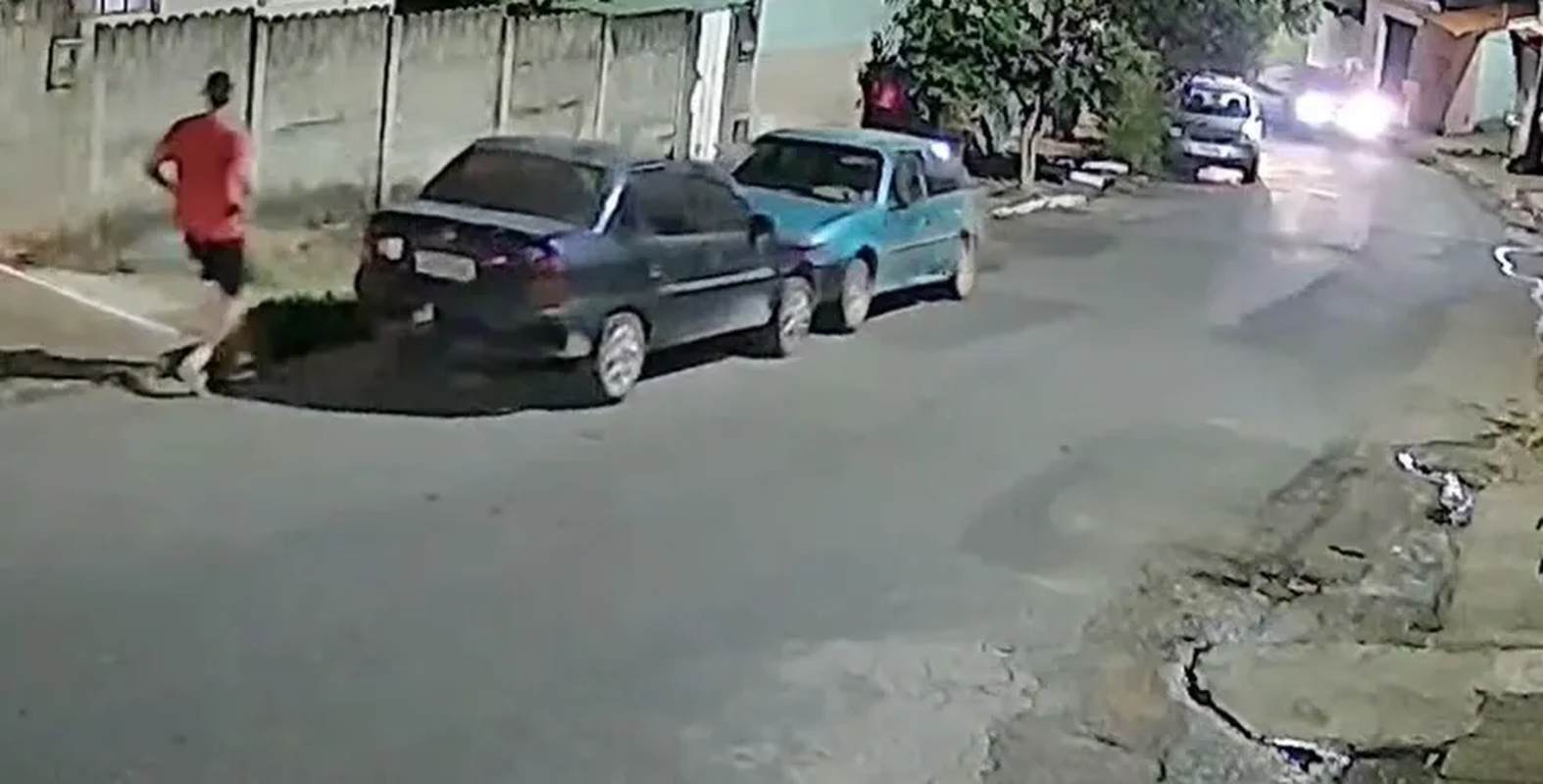 Reprodução do vídeo que flagrou carro desgovernado em Oliveira — Foto: Redes Sociais