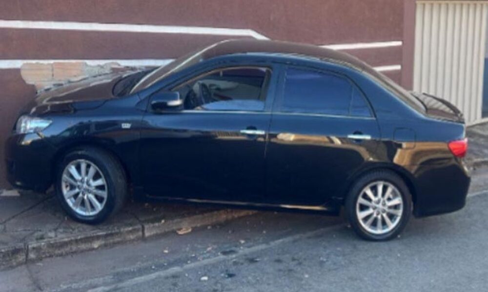 Idosa perde controle de veículo e colide contra muro de residência em Pará de Minas - Foto: Rádio Santa Cruz FM