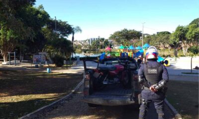 Motocicleta irregular é removida do Parque do Bariri - Foto: Rádio Santa Cruz FM