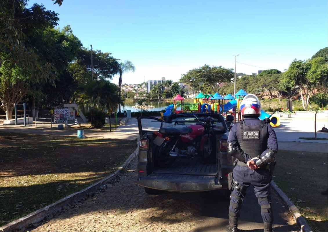Motocicleta irregular é removida do Parque do Bariri - Foto: Rádio Santa Cruz FM