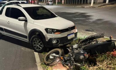Acidente entre carro e moto deixa um ferido na Avenida Ronaldo de Castro Alves - Foto: Rádio Santa Cruz FM