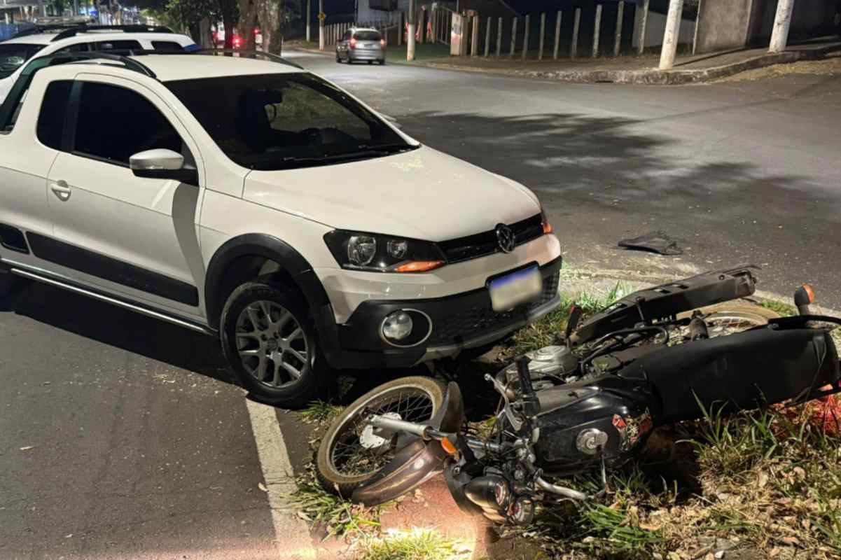 Acidente entre carro e moto deixa um ferido na Avenida Ronaldo de Castro Alves - Foto: Rádio Santa Cruz FM