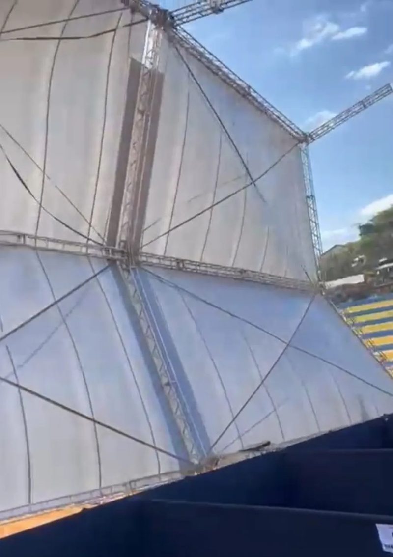 Cobertura do camarote da Expobambuí é arrastada pelo vento — Foto: Redes Sociais