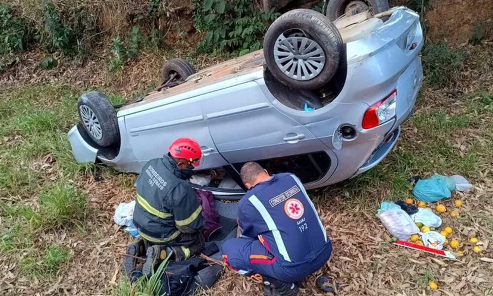 Motorista morre após capotar com o carro na BR-494, em Oliveira — Foto: Corpo de Bombeiros/Divulgação