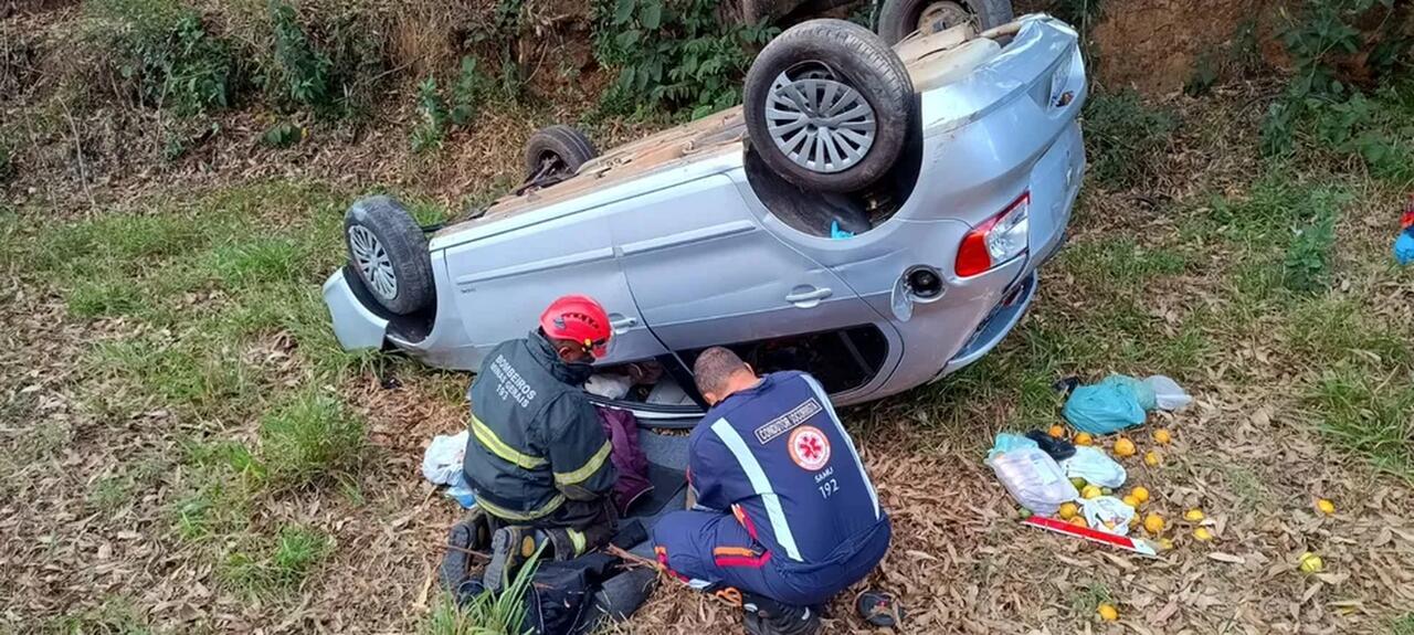 Motorista morre após capotar com o carro na BR-494, em Oliveira — Foto: Corpo de Bombeiros/Divulgação
