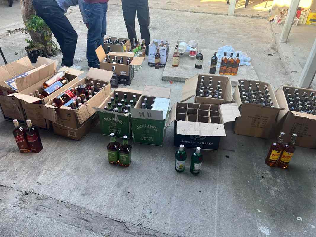 Bebidas falsificadas apreendidas em Pará de Minas — Foto: PM/Divulgação