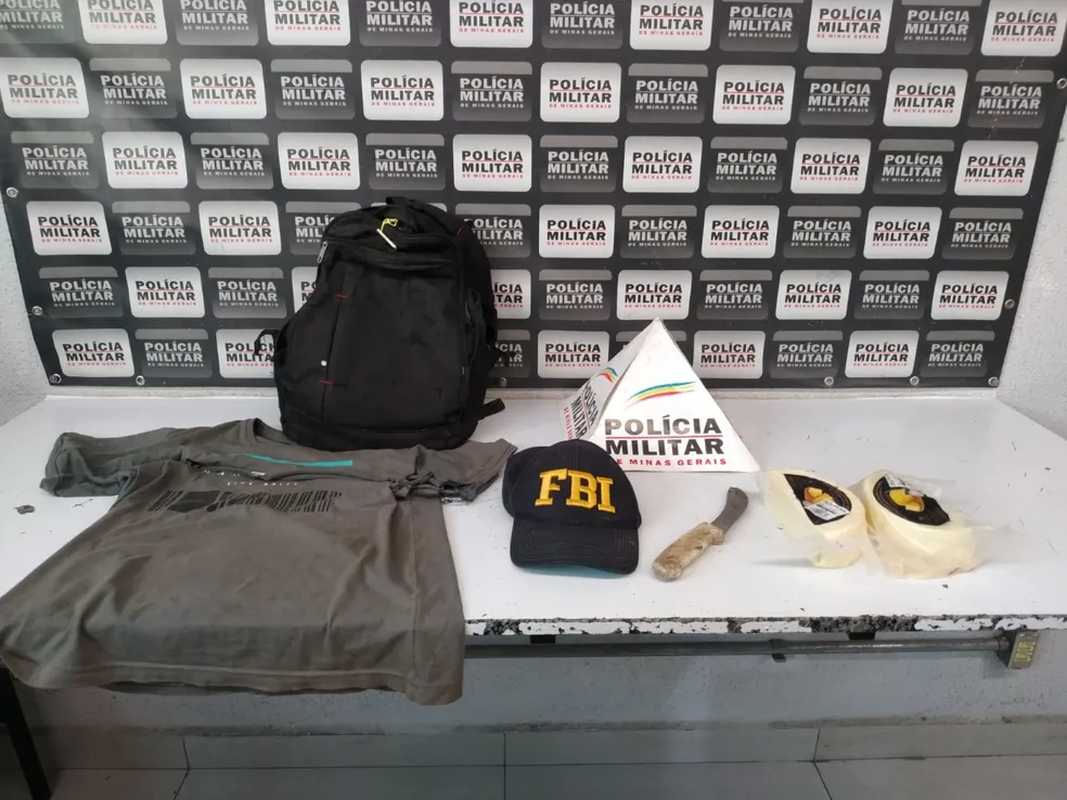 Homem é preso após furtar três peças de queijo e ameaçar com uma faca os funcionários do supermercado — Foto: Polícia Militar/Divulgação